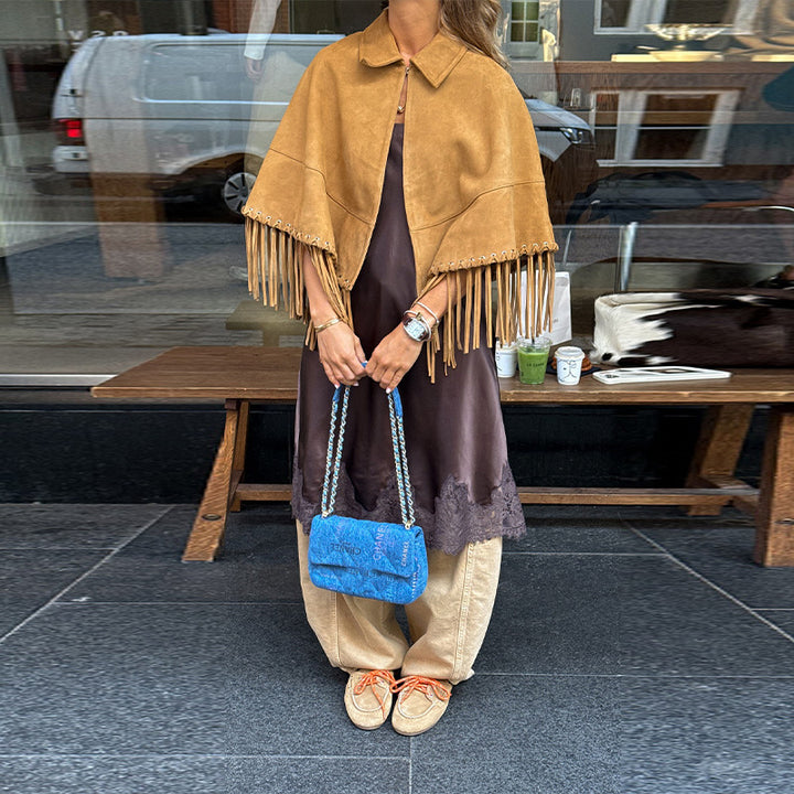Damen Wildleder‑Optik Fransen‑Cape mit Hemdkragen und Ösenverzierung Drune