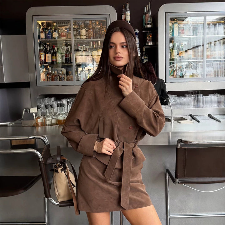Damen Kurzes Veloursleder‑Set: Taillierter Blouson mit Stehkragen & passendem Minirock Drune