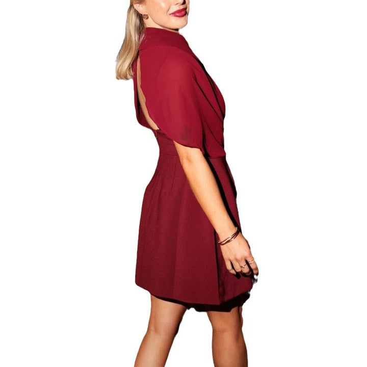 Damen Kleid mit elegantem Neckholder-Design und fließendem Stoff Drune
