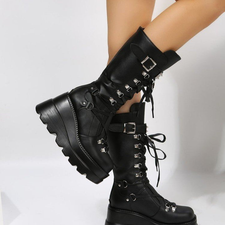 Damen Kniehohe Plateaulug-Bikerstiefel mit dekorativen Metallhaken und robuster Profilsohle Drune
