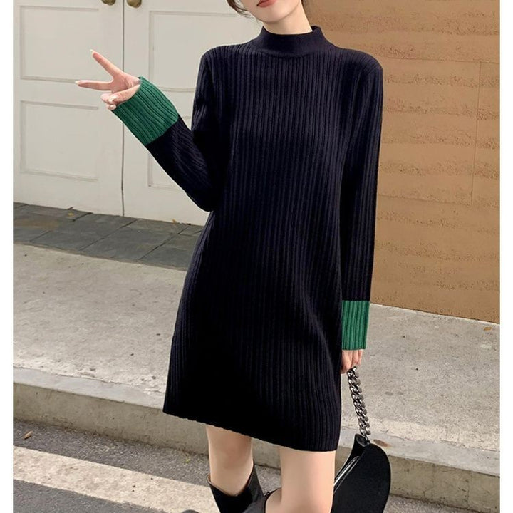 Damen Strickkleid mit hohem Kragen und kontrastierenden Ärmeln Drune