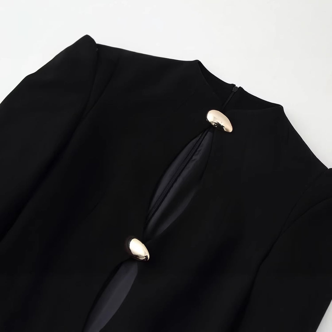 Damen Kurzblazer‑Kleid mit dramatischem Cut‑Out, betonter Schulter und goldenen Schmuckverschlüssen Drune