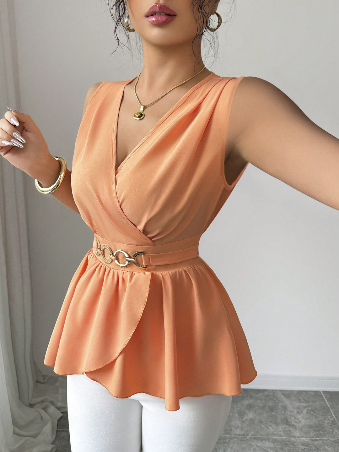 Damen Tailliertes Wickel-Top mit Volant‑Peplum und dekorativem Metallgürtel Drune