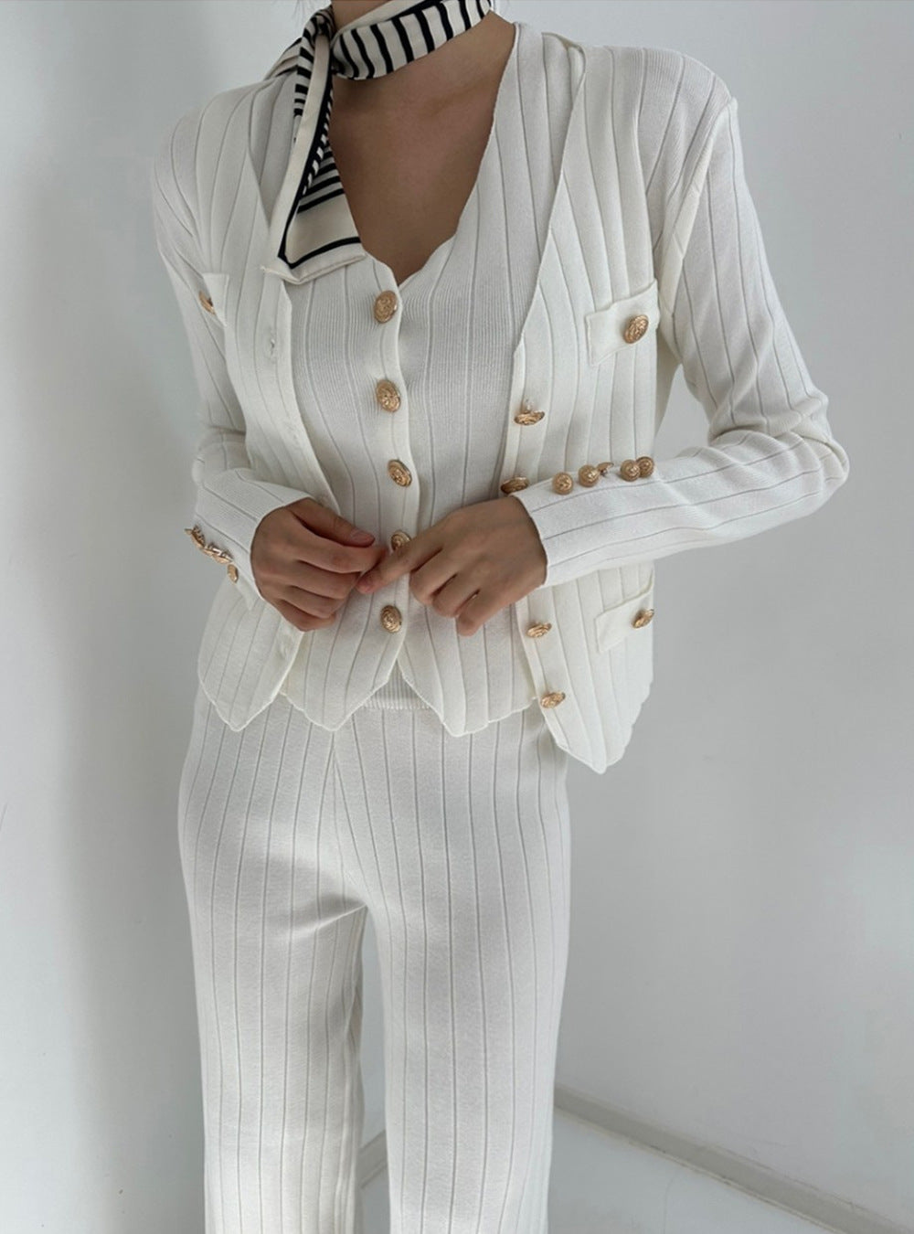Damen elegantes gestricktes Ensemble mit Knopfdetaillierung Drune