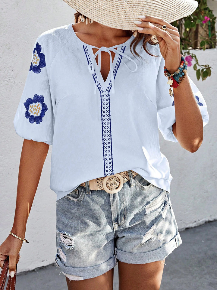 Damen Boho-Bluse mit V-Ausschnitt, floraler Stickerei und Kurzarm Drune
