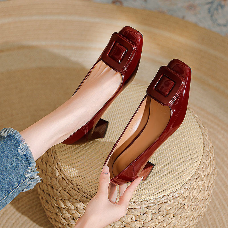 Damen elegante Lackleder-Pumps mit komfortablem Blockabsatz und dekorativer Schnalle Drune
