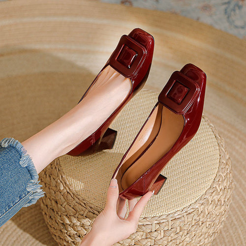 Damen elegante Lackleder-Pumps mit komfortablem Blockabsatz und dekorativer Schnalle Drune