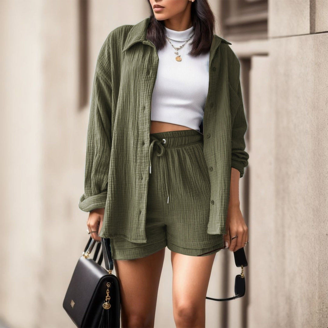 Damen lässiges Sommeroutfit bestehend aus Kurzarmbluse und bequemen Shorts Drune