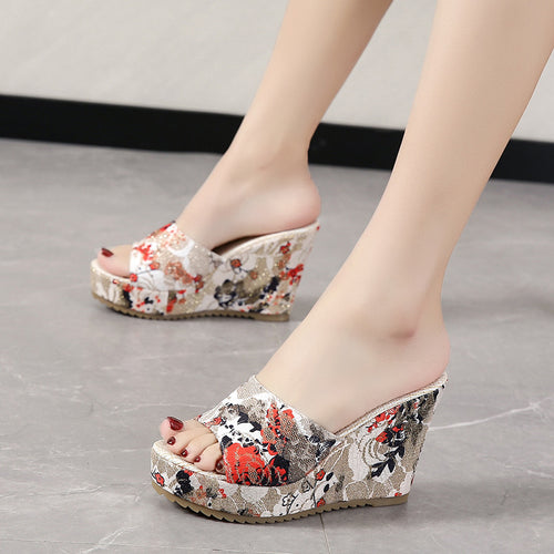 Damen nan Keilabsatzpantolette mit floralem Jacquardstoff und Plateau Drune