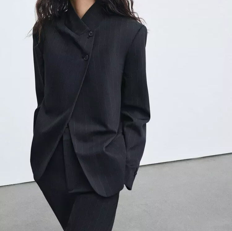 Damen Kurzblazer mit Funnelkragen und asymmetrischer Knopfleiste Drune