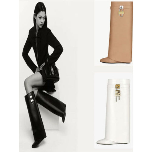 Damen Kniehohe Lederoptik‑Stiefel mit spitzer Zehenkappe, flachem Absatz und Schlossapplikation Drune