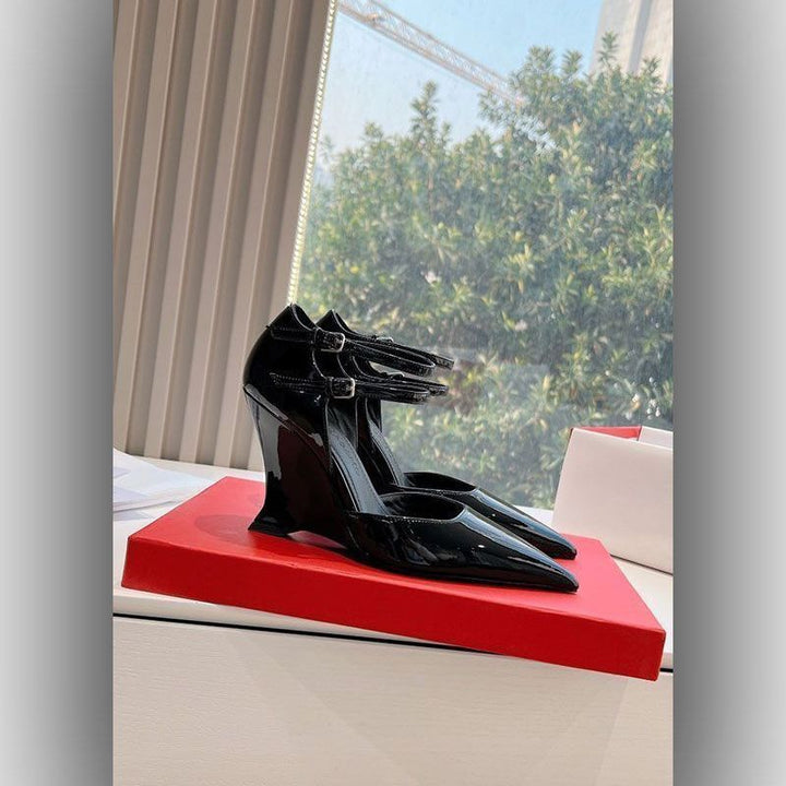 Damen Spitz zulaufende Lack-Wedges mit skulptiertem Keilabsatz und doppeltem Knöchelriemen Drune