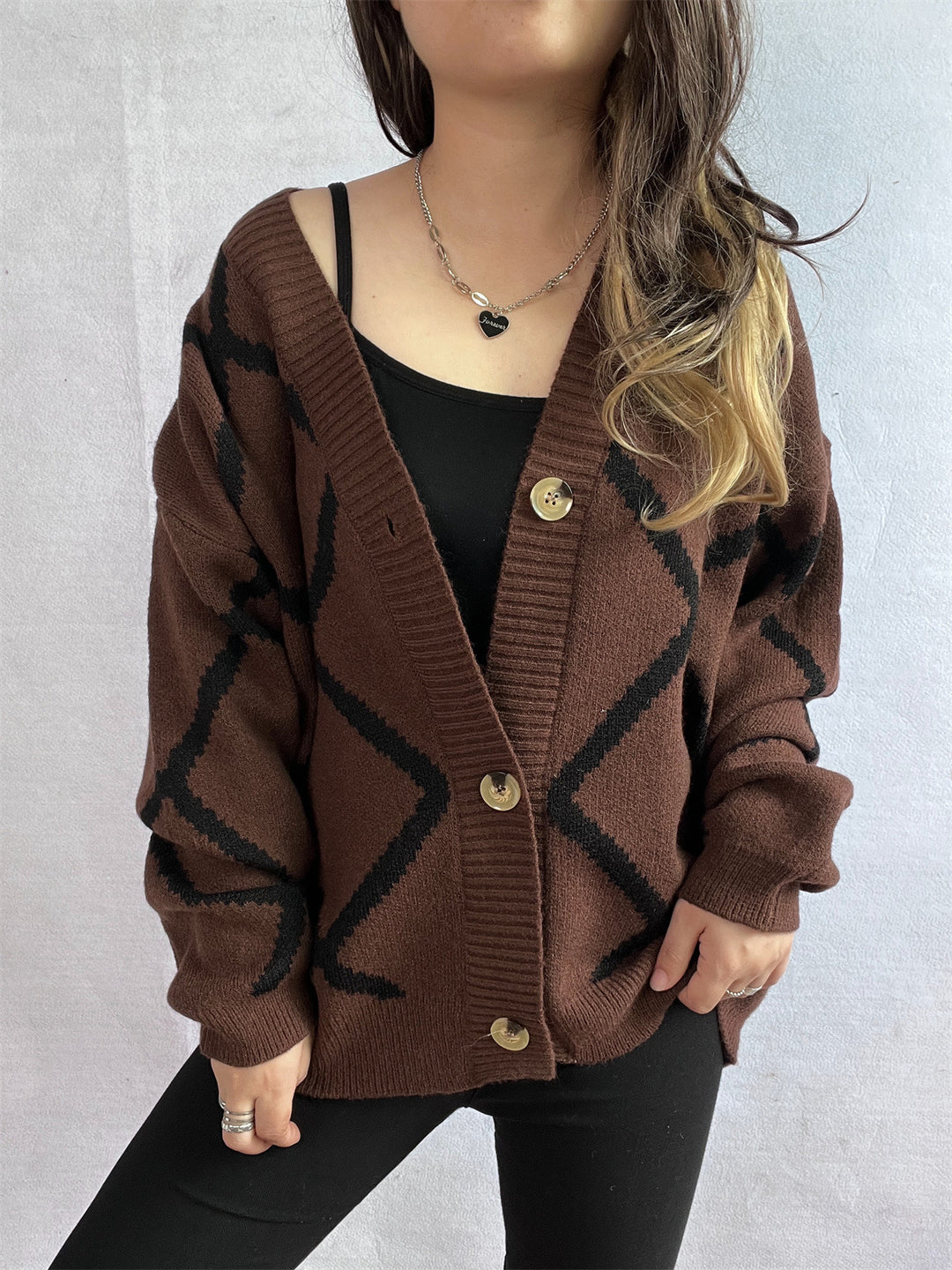 Damen Strickjacke mit modernem geometrischem Muster und hochwertigen Knopfdetails Drune