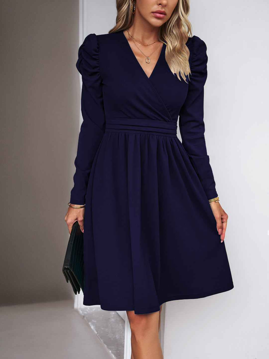 Damen Wickelkleid mit V-Ausschnitt, gerafften Puffärmeln und tailliertem Faltenrock Drune
