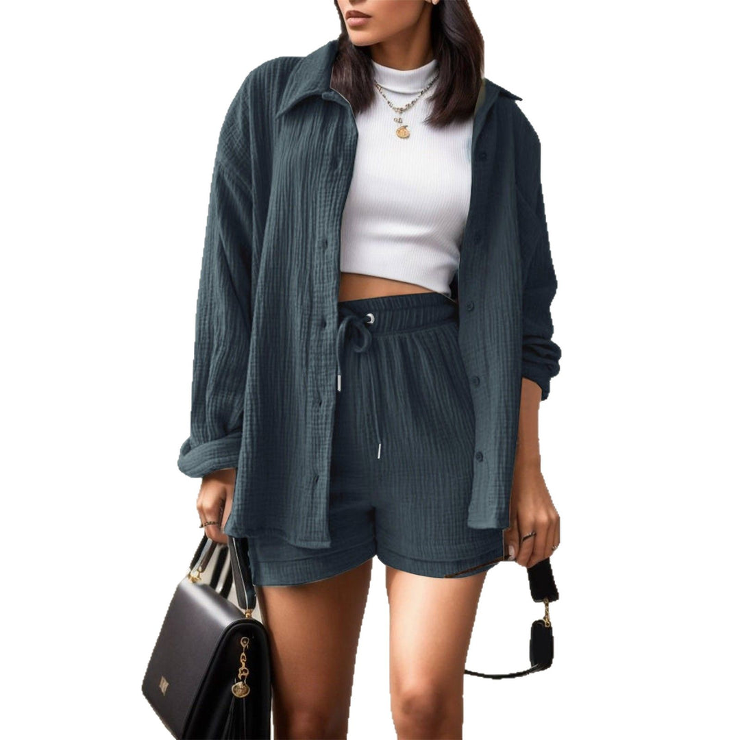 Damen lässiges Sommeroutfit bestehend aus Kurzarmbluse und bequemen Shorts Drune
