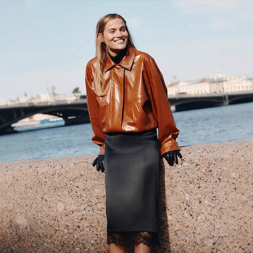 Damen Kurzblouson aus veganem Glattleder mit Boxy‑Silhouette und verdeckter Druckknopfleiste Drune