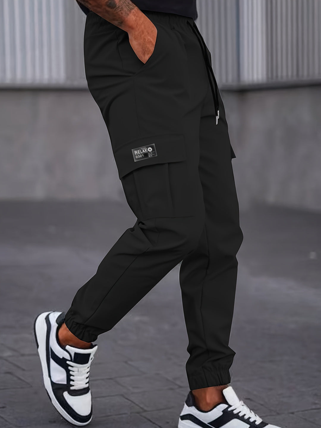 Herren Cargo-Jogginghose mit Tunnelzug, tapered Schnitt & aufgesetzten Klappentaschen Drune