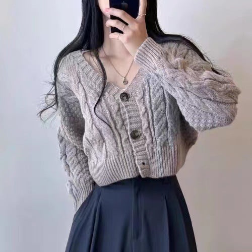 Damen cropped Strickjacke mit Zopfmuster und klassischen Knöpfen Drune