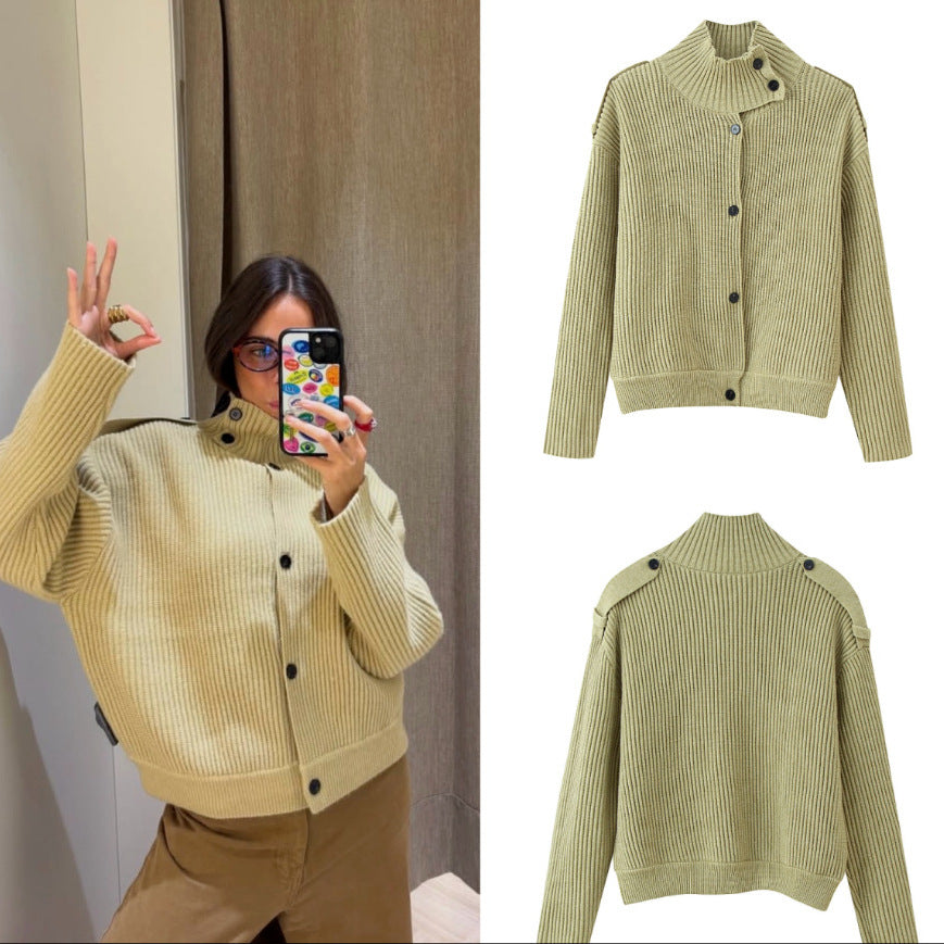 Damen 80+ kurzer Rippstrick‑Cardigan mit hohem Stehkragen und Knopfleiste Drune
