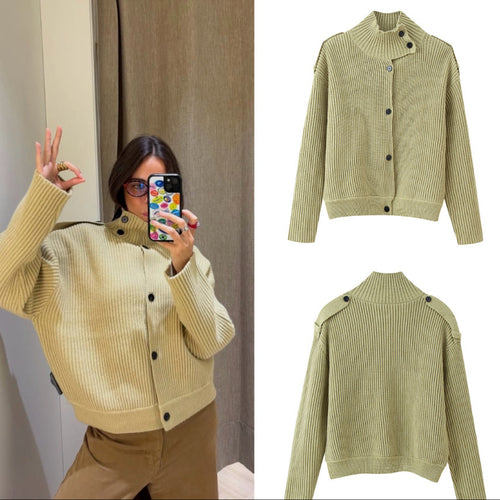 Damen 80+ kurzer Rippstrick‑Cardigan mit hohem Stehkragen und Knopfleiste Drune