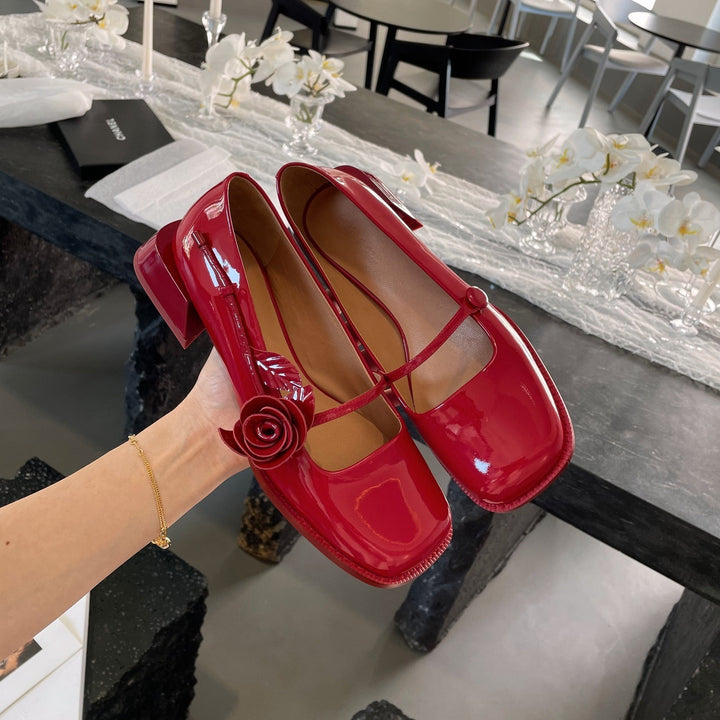 Damen elegante Lackleder-Pumps mit Riemchen und floraler Applikation Drune