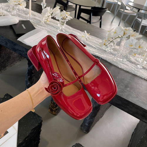 Damen elegante Lackleder-Pumps mit Riemchen und floraler Applikation Drune