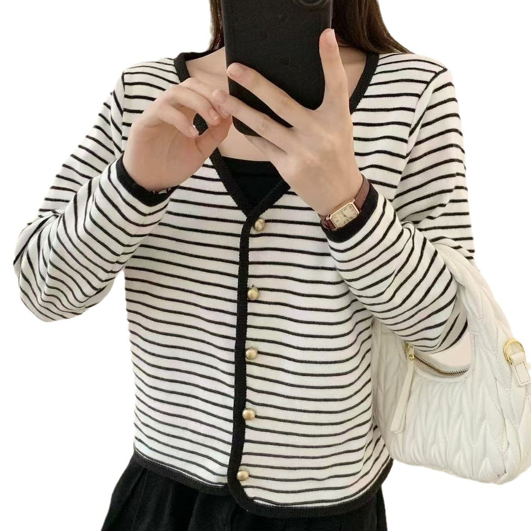 Damen gestreifter Cardigan mit eleganten Knöpfen und modernem V-Ausschnitt