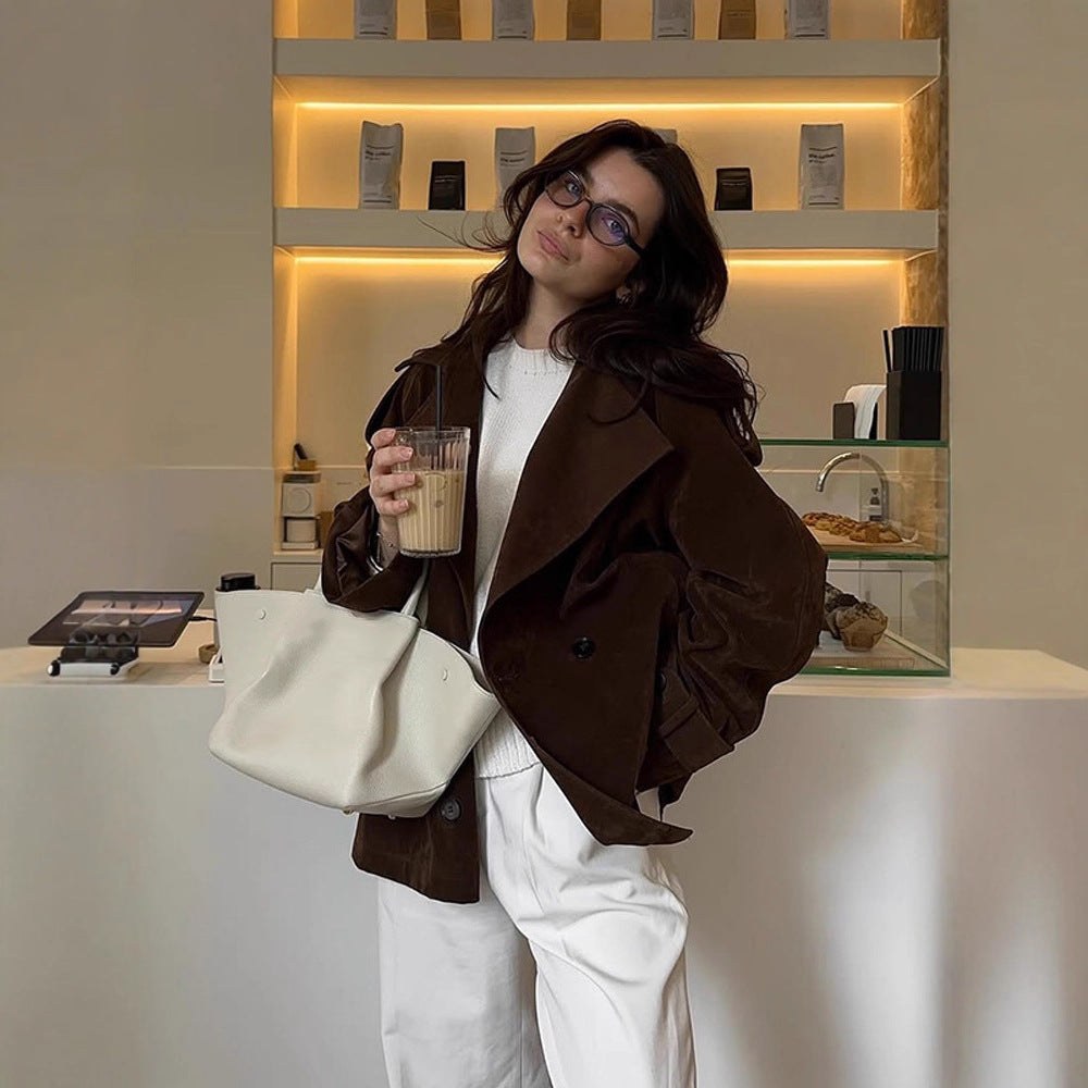 Damen Kurztrench aus Veloursleder-Optik mit weitem Revers und boxy Silhouette Drune