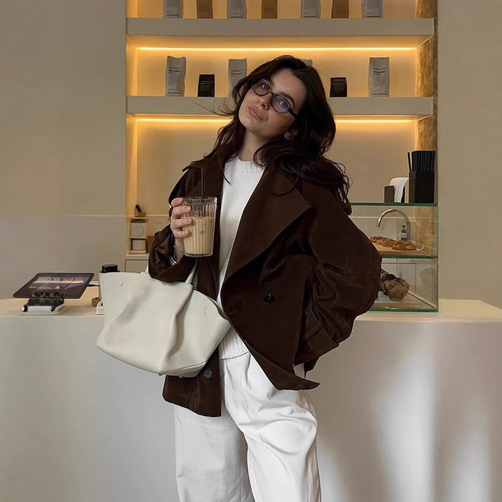 Damen Kurztrench aus Veloursleder-Optik mit weitem Revers und boxy Silhouette Drune