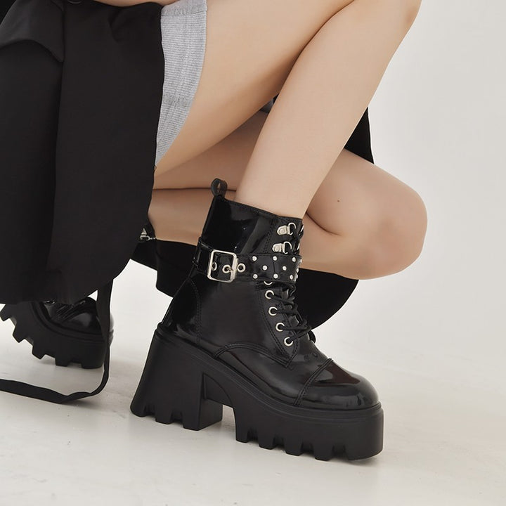 Damen Plateau-Combat-Boots mit Nieten- und Schnallenriemen, hochgeschnittener Schnürung und profilierter Wellenlaufsohle Drune