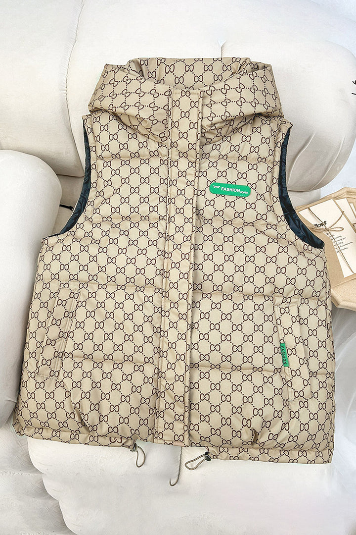 Damen nan gesteppte Kapuzenweste mit Allover‑Logoprint, wattierter Isolierung, verstellbarem Saum und verdeckten Reißverschlusstaschen Drune
