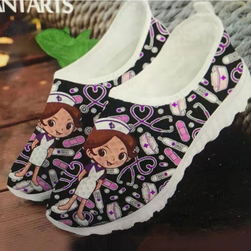 Damen Verspielte Slip-On Sneakers mit medizinischem Cartoon-Print, atmungsaktivem Mesh und gepolsterter Memory-Sohle Drune