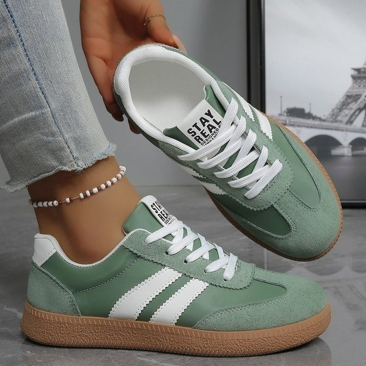 Damen Retro Sneaker mit Gummisohle, Velours‑Details und markanten Seitenstreifen Drune