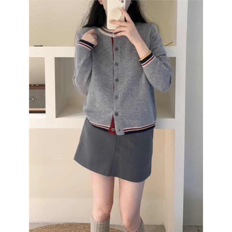 Damen Strickjacke mit kontrastierenden Bündchen und Knopfdetails Drune