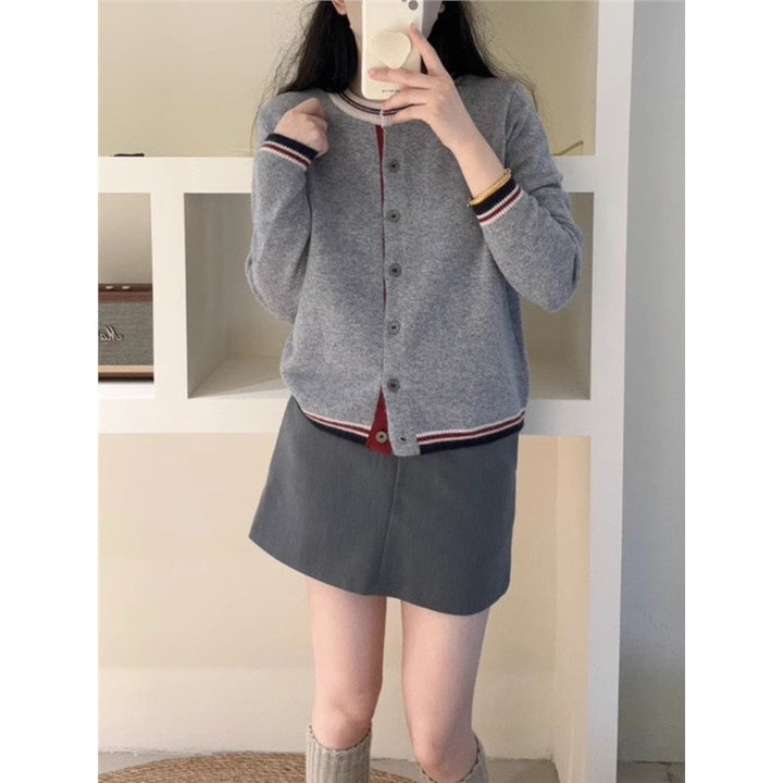 Damen Strickjacke mit kontrastierenden Bündchen und Knopfdetails Drune