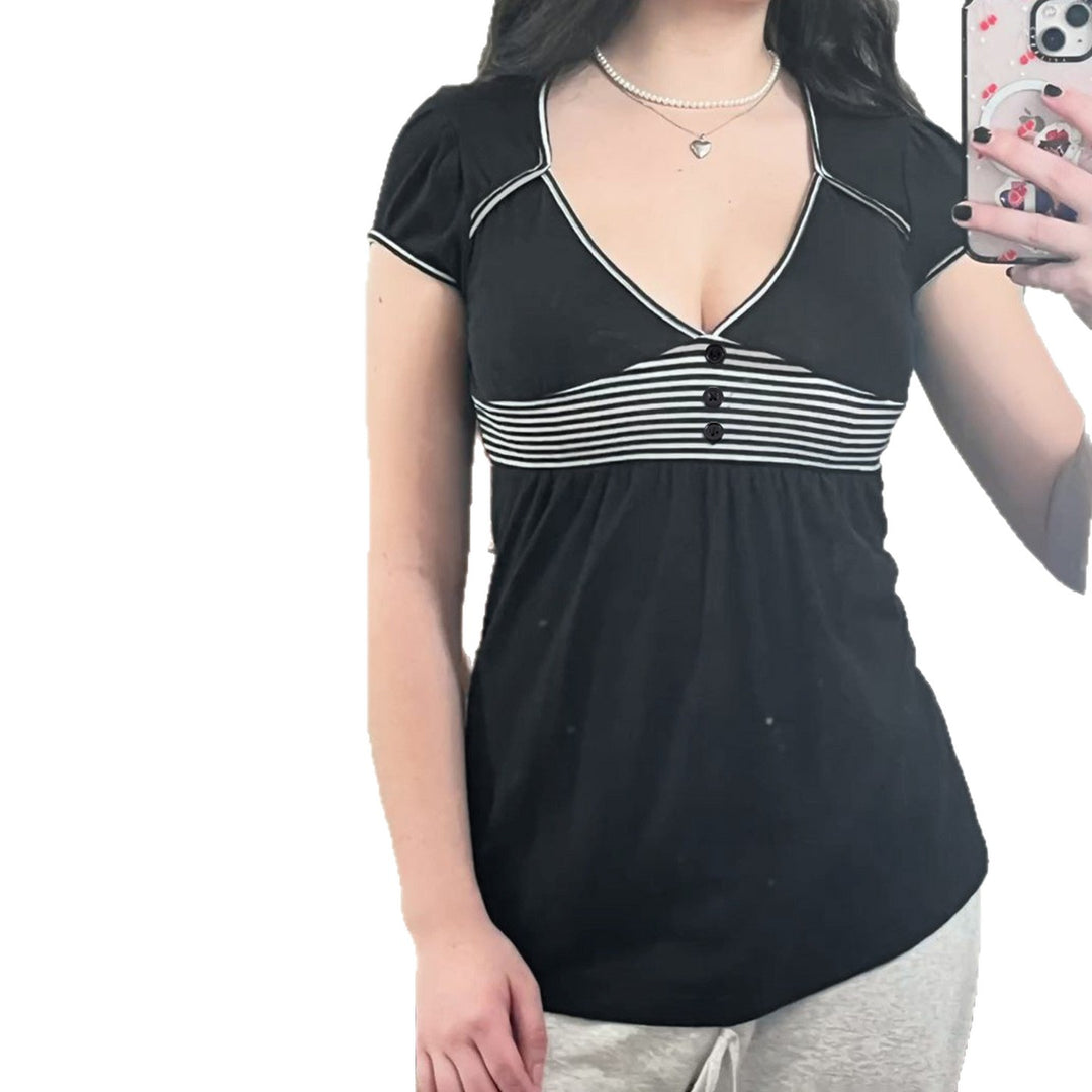 Damen Freizeidkleid mit kontrastierenden Liniendetails und schwingendem Rock Drune