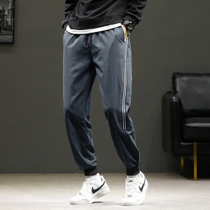 Herren Sportliche Nylon-Joggerhose mit elastischem Bund und seitlichen Kontraststreifen Drune