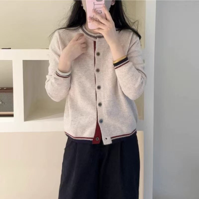 Damen Strickjacke mit kontrastierenden Bündchen und Knopfdetails Drune