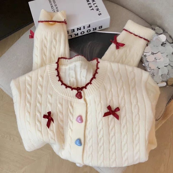 Damen Strickjacke mit Zopfmuster und verspielten Verzierungen Drune