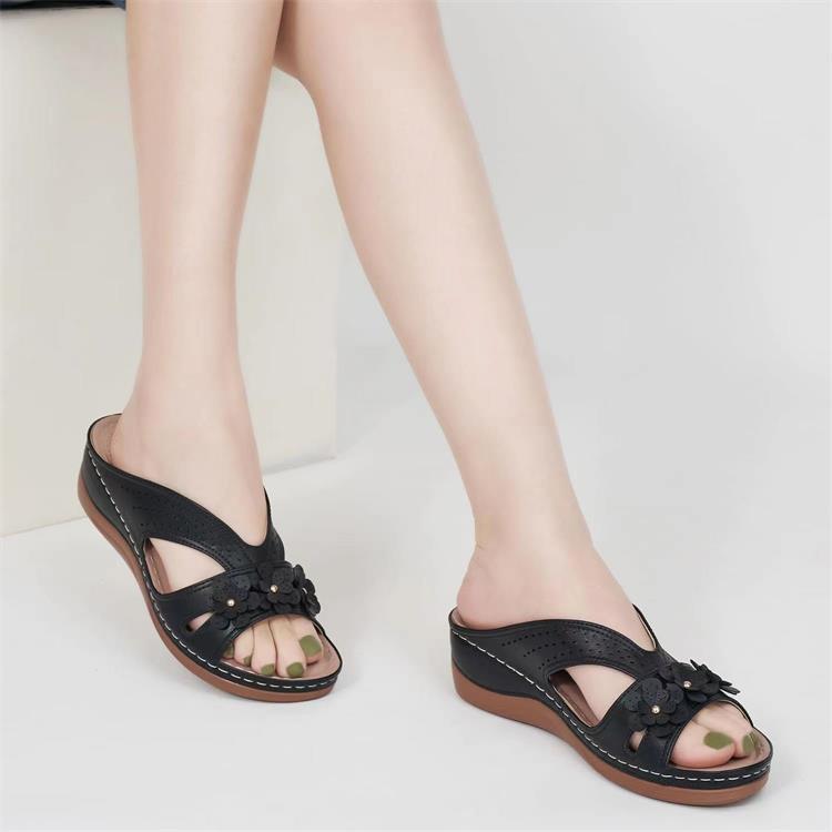Damen nan komfortable Keilsandalette mit floralem Zierbesatz und gepolstertem Fußbett Drune