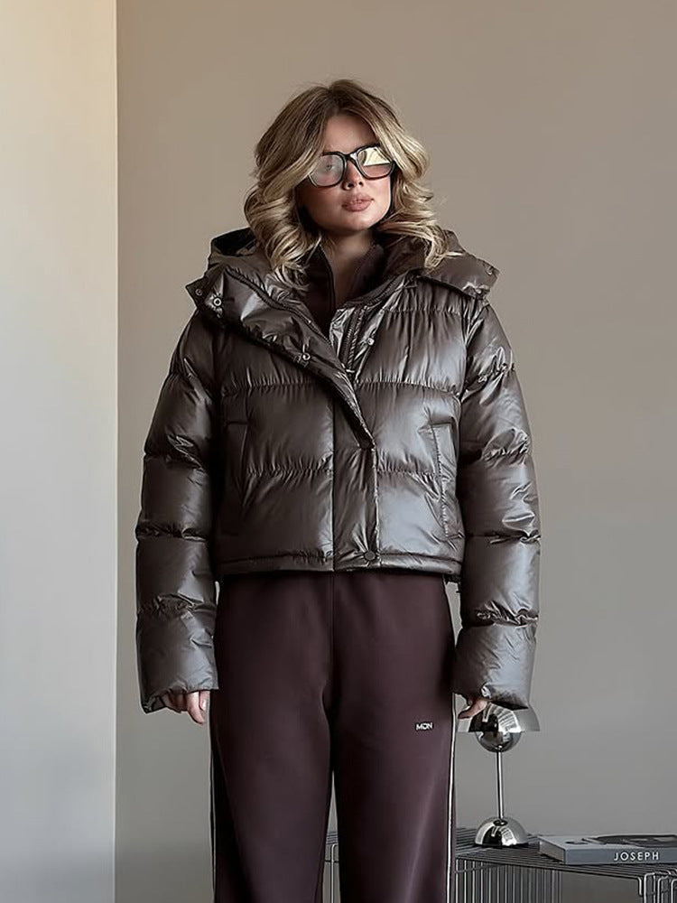 Damen Kurz geschnittene glänzende Steppjacke mit hohem Stehkragen und Druckknopfleisten Drune
