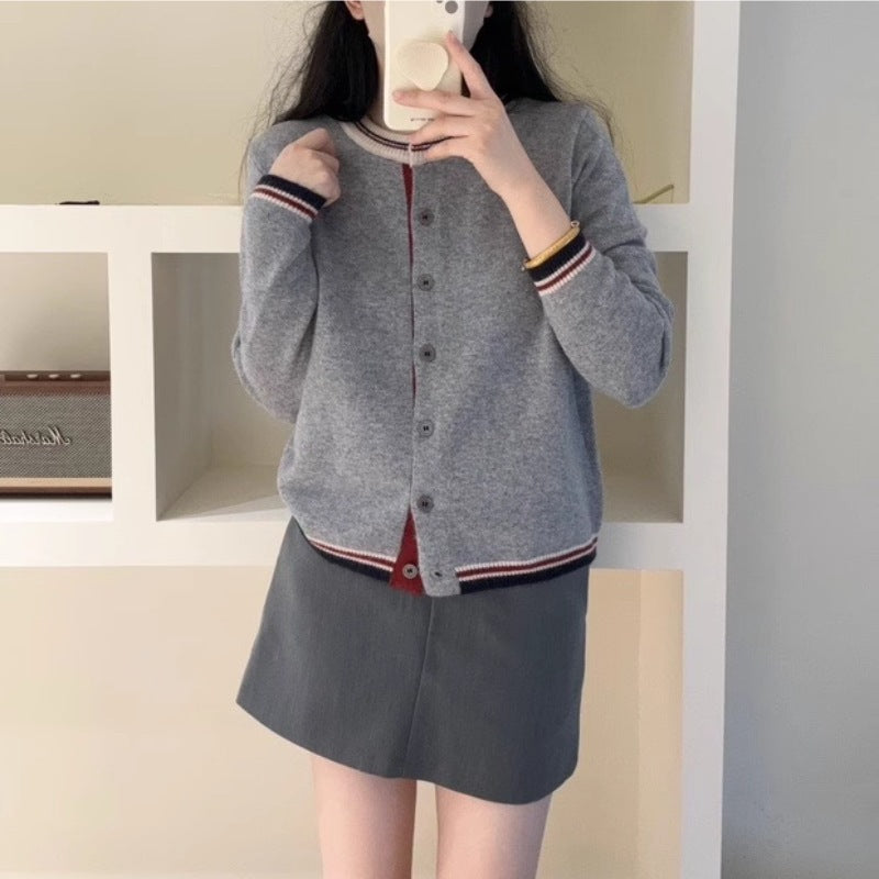 Damen Strickjacke mit kontrastierenden Bündchen und Knopfdetails Drune