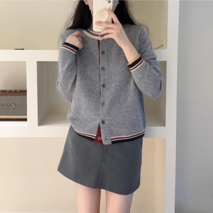 Damen Strickjacke mit kontrastierenden Bündchen und Knopfdetails Drune