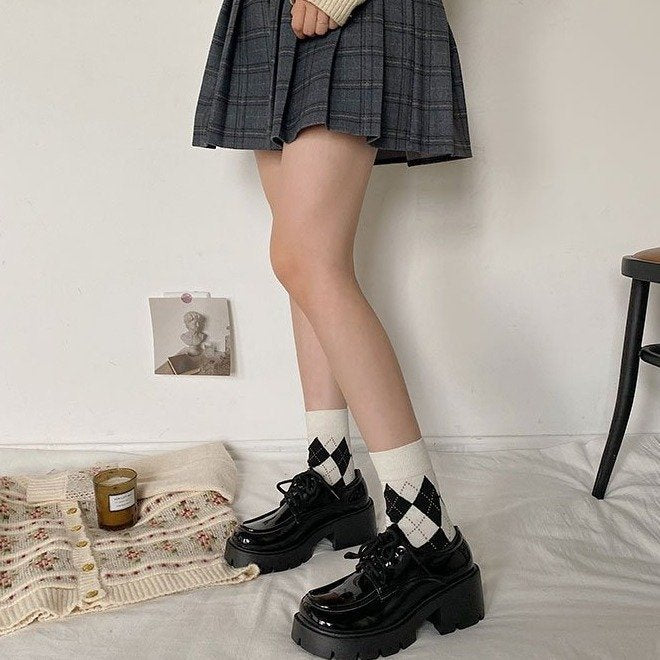 Damen Chunky Schnürschuhe mit robustem Blockabsatz und glänzender Oberfläche Drune