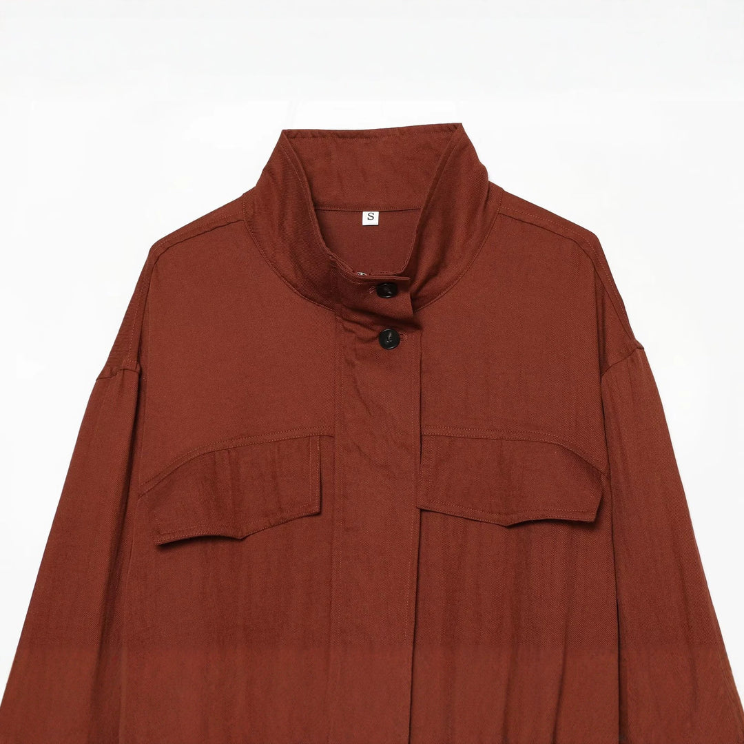 Damen Kurzjacke im Utility‑Stil mit Stehkragen, aufgesetzten Brusttaschen und Kordelzugsaum Drune