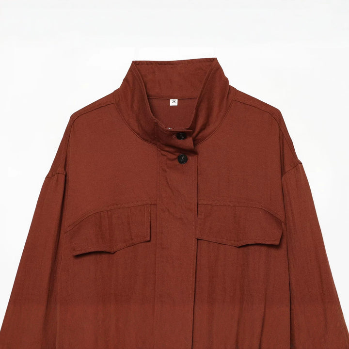 Damen Kurzjacke im Utility‑Stil mit Stehkragen, aufgesetzten Brusttaschen und Kordelzugsaum Drune