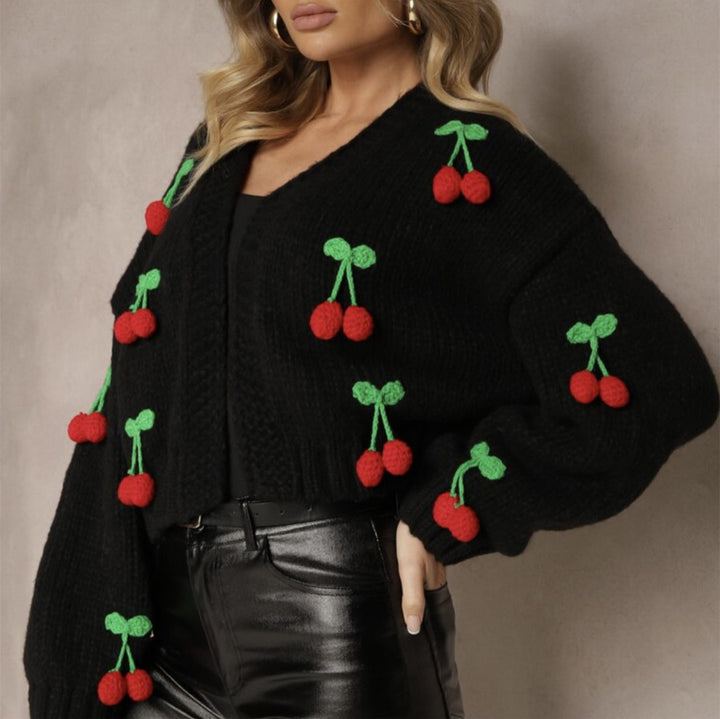 Damen Kurzcardigan aus grobem Strick mit gehäkelten Kirschen-Applikationen und V-Ausschnitt Drune