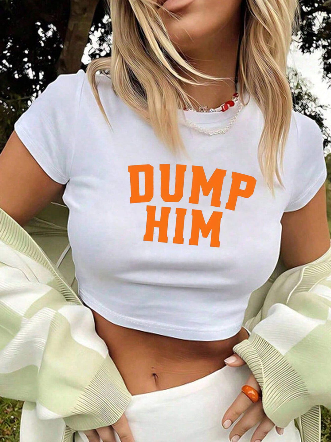 Damen T-Shirt mit funkelndem Discokugel-Motiv und zeitgemäßem Schleifendetail Drune