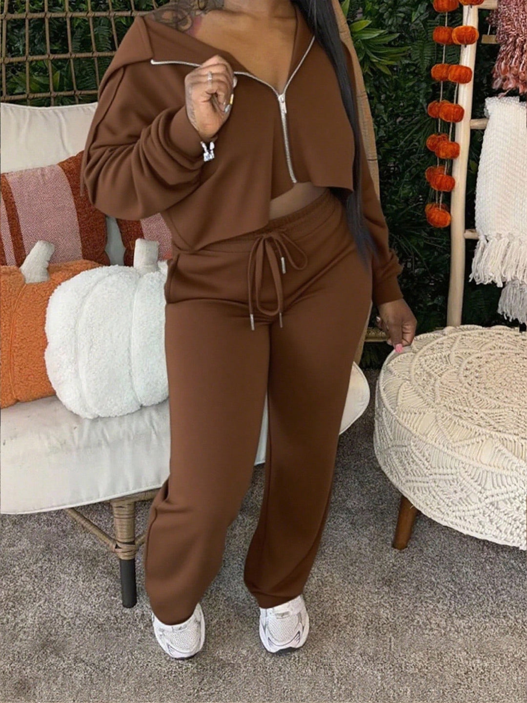 Damen sportliches Set aus cropped Kapuzenpullover und lässigen Jogginghosen mit Kordelzug