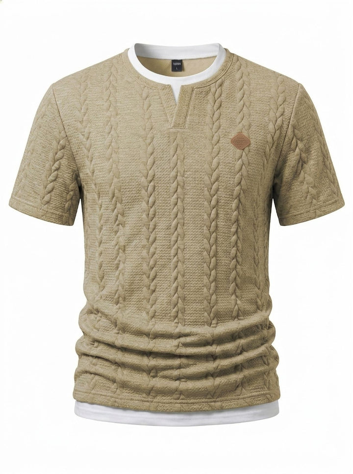 Herren nan texturiertes Kurzarmshirt mit geprägter Zopfstruktur, V‑Einsatz am Rundhals und Lagenlook Drune